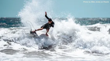 <p>Small Waves, World Champions: The Improbable Kingdom of Florida Surfing</p>
